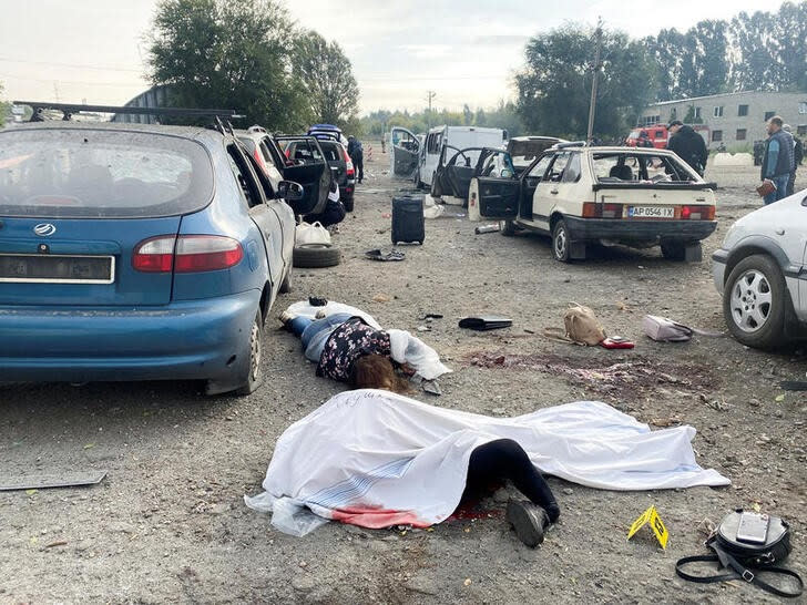 Cadáveres de personas muertas por el impacto de un misil ruso en un convoy de vehículos civiles en Zaporiyia, Ucrania.