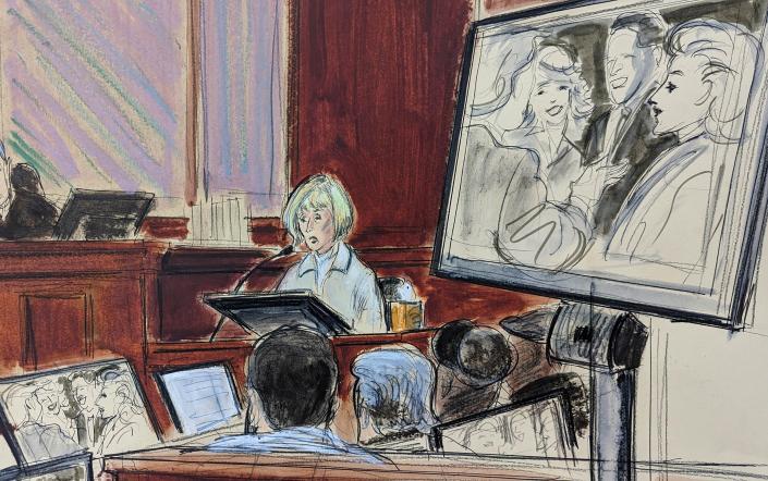 در این طرح دادگاه، در دادگاه فدرال، در نیویورک، پنجشنبه، 27 آوریل 2023، ای. جین کارول، مرکز، در جایگاه شاهد به عنوان عکسی از او و دونالد ترامپ، همراه با همسرش ایوانا و کارول شهادت می دهد. شوهر سابق ؛ روی یک صفحه نمایش داده می شود.  این عکس قبل از حمله ادعایی گرفته شده است.  هیئت منصفه در پیش‌زمینه است.