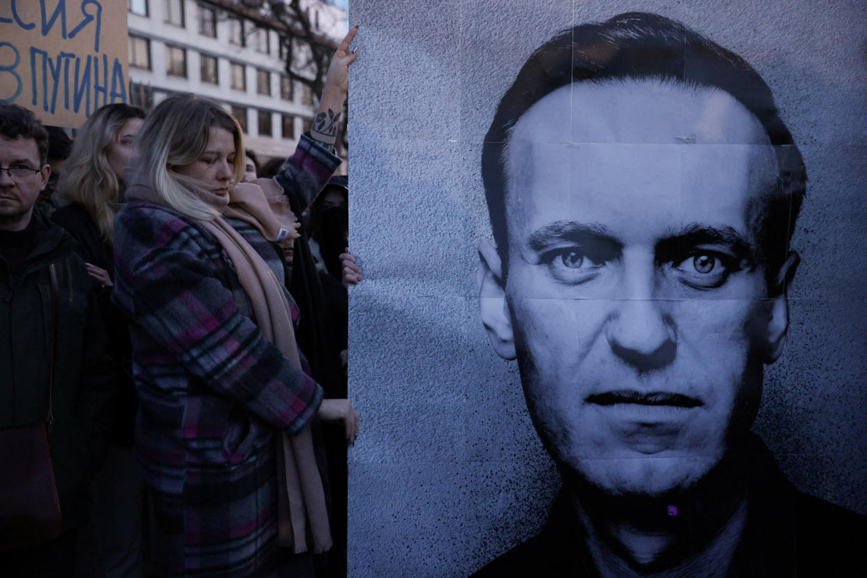 Demonstranten in Warschau vor der russischen Botschaft mit dem Konterfei der gestorbenen Kremlkritikers Alexej Nawalny (Bild: Dawid Zuchowicz/Agencja Wyborcza.pl via REUTERS)