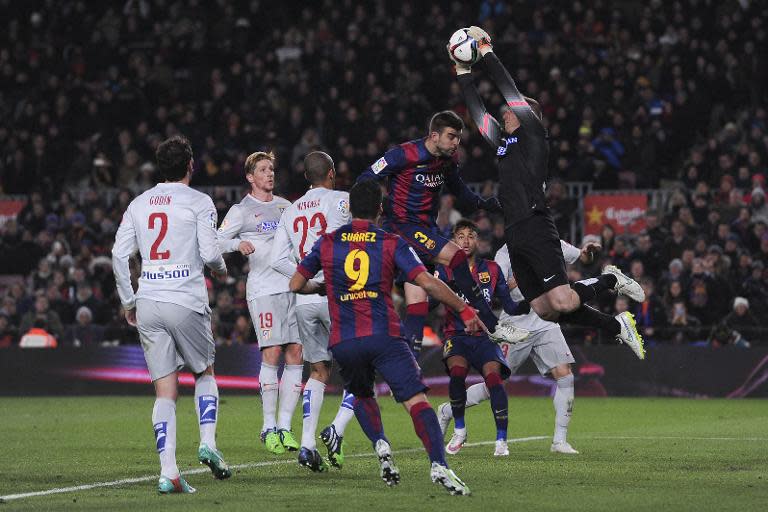 Atletico Madrid's Slovenian goalkeeper Jan Oblak (R) grabs a ball during the Spanish Copa del Rey quarter final first leg football match FC Barcelona vs Club Atletico de Madrid in Barcelona on January 21, 2015