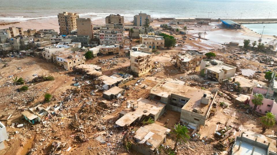北非國家利比亞東部德納市（Derna）今年9月10日遭遇地中海風暴丹尼爾（Daniel）侵襲，釀成水壩潰壩災難，淹沒將近1/4城區。洪災剛爆發時，一度傳出有上萬人死亡。聯合國事後修正死亡人數為4300多人，但仍有8千人失蹤，4萬多人無家可歸。美聯社資料照片