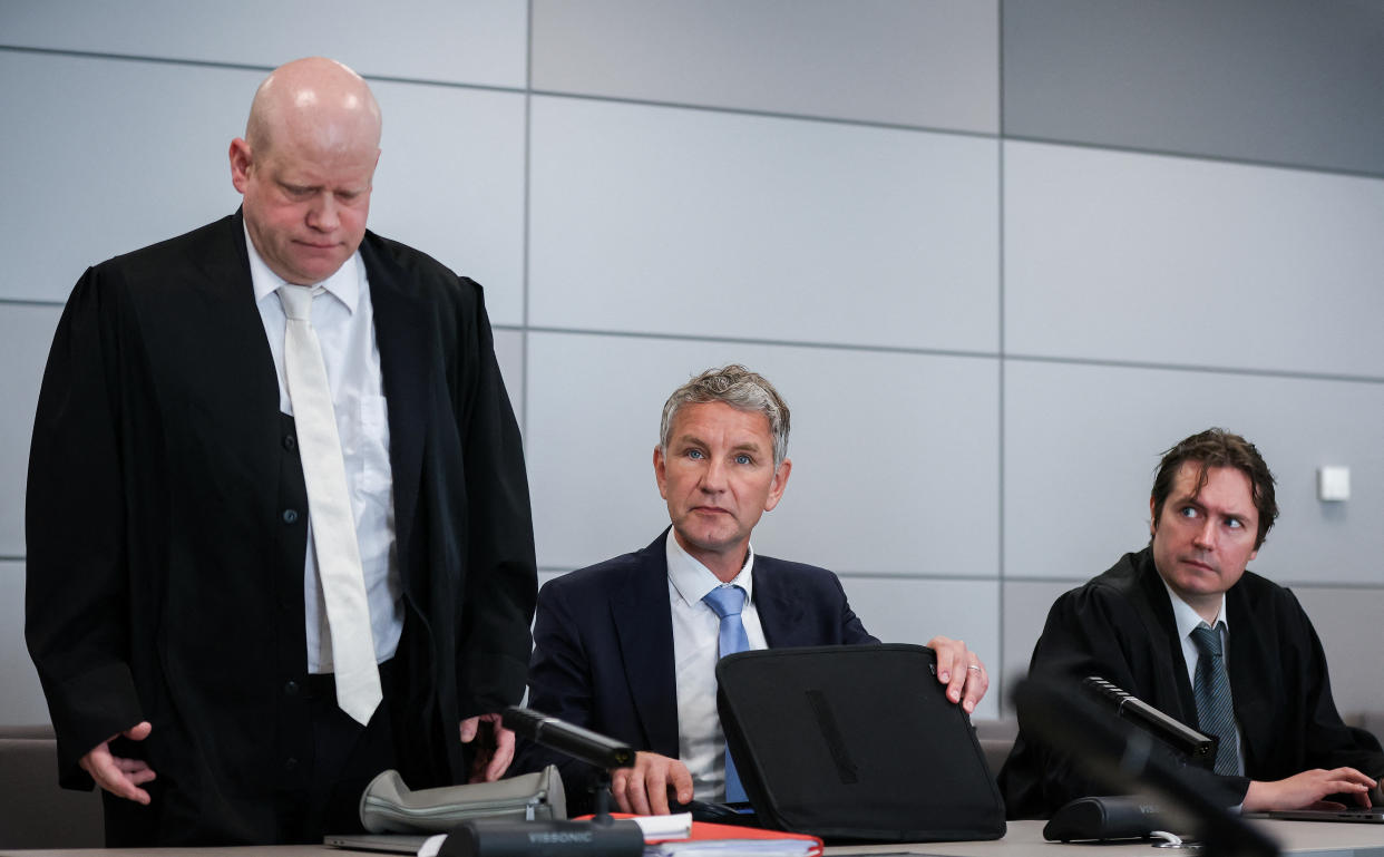 AfD-Politiker Björn Höcke (Mitte) zwischen seinen Anwälten beim Landgerichtsprozess in Halle Mitte Mai (Bild: Ronny Hartmann/Pool via REUTERS)