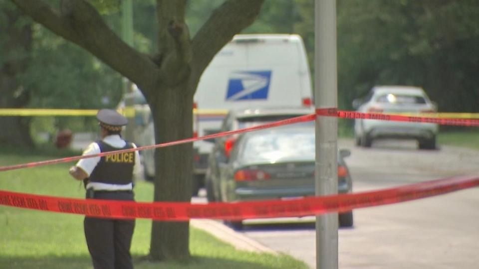 PHOTO: Police respond to the scene where a postal worker was fatally shot in Chicago, July 19, 2024. (WLS)