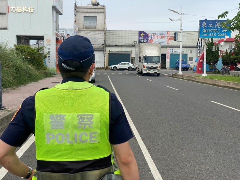 東港警護行人精緻執法 降低事故發生 圖/分局提供