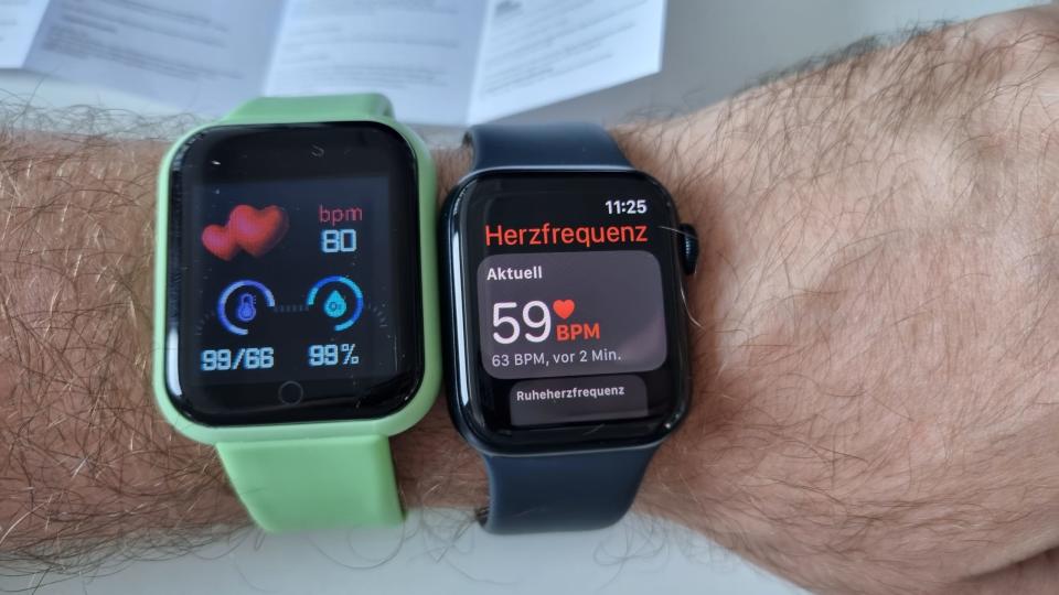 Links die Smartwatch von Temu, rechts der Vergleich mit der Apple Watch. Bei einem Blutdruck von 99 zu 66 hätte mein Körper eigentlich schon Alarm schlagen müssen. - Copyright: Business Insider