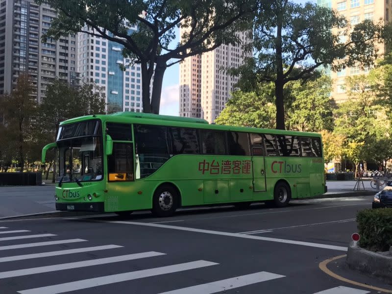 ▲台中雙十公車對於外縣市旅客以及來台中工作的外縣市民眾，未清楚說明不符合優惠資格身份者該如何收費(圖／柳榮俊攝2021.1.7)