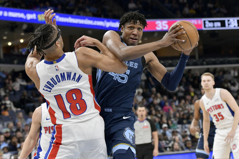 Memphis Grizzlies forward GG Jackson II, front right, handles the ball against Detroit Pistons forward Tosan Evbuomwan (18) in the first half of an NBA basketball game Friday, April 5, 2024, in Memphis, Tenn. (AP Photo/Brandon Dill)