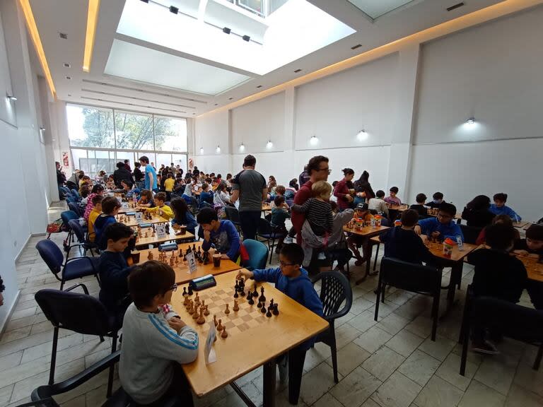 Torneo de ajedrez para chicos en el Club Villa Martelli
