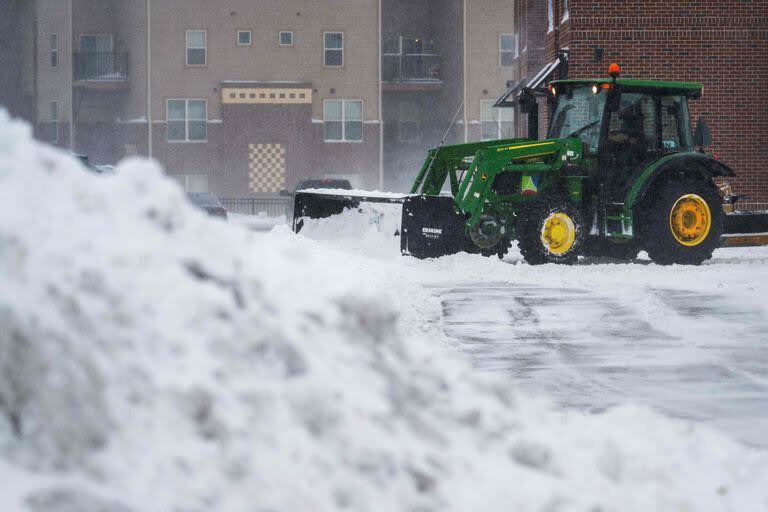 Un tractor remueve nieve en Ankeny, Iowa. (Jim WATSON / AFP)