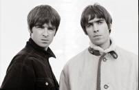 Les deux frères anglais faisaient partie d'Oasis mais à cause de querelles sans fin entre eux, Oasis s'est dissous en 2009. Depuis, les musiciens ont profité de chaque occasion pour se cogner. Noel a qualifié Liam en 2019 de « gros lard en anorak ».