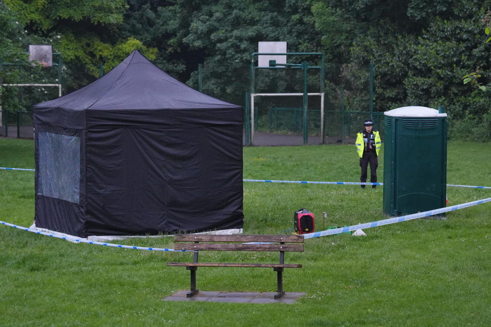 Le Royaume-Uni a bouclé les lieux où Matthew Trickett a été retrouvé à Grenfell Park pour enquêter.  (Jonathan Brady/PA Images via Getty Images)