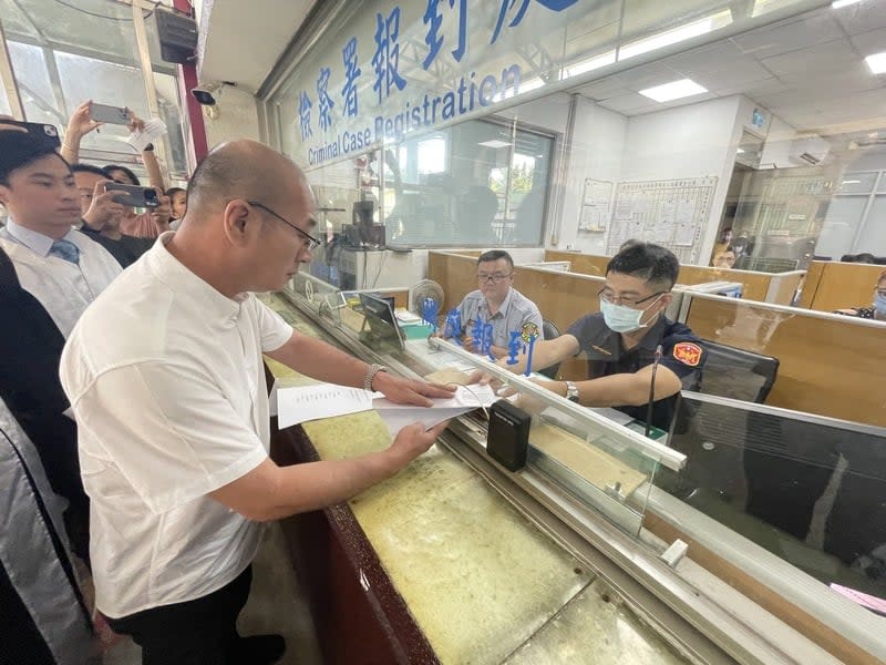 台灣民眾黨雲林縣黨部前執行長王新堯到雲林地方檢察署對時代力量發言人余佳蒨、立委邱顯智等5人提告。 中央社