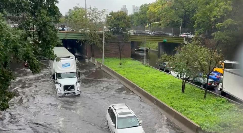 美國紐約市整星期降下大雨，29日一陣暴雨更引發全市大淹水。   圖：美聯社／達志影像