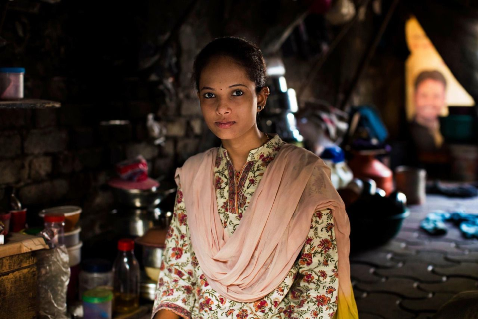 Inde. Neelam est de Mumbai. Bien qu’elle ait perdu son père très jeune, sa mère a fait en sorte qu’elle continue à aller à l’école en vendant des biens sur le marché local. Elle n’a pas de maison, juste une tente. Mais quand on lui demande ce qu’est son plus grand rêve, Neelam répond simplement qu’elle souhaite étudier pour trouver un bon travail. (Lorsque Mihaela a été interrogée sur sa photo préférée entre toutes, elle a dit que Neelam lui venait à l’esprit.)
