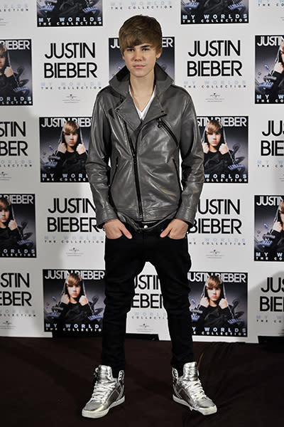 <p>En 2010 Bieber comenzó a experimentar con la moda y los tenis grandes y de colores llamativos se volvieron muy característicos. Sin embargo, el estilo de su peinado seguía siendo el mismo, y todavía parecía un niño. También fue el año en que comenzó a ganar premios por su música. Foto: Carlos Alvarez / Getty Images. </p>