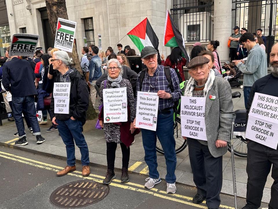Four people related to Holocaust survivors, and one direct victims of the Holocaust, stand at a pro-Palestine march in support of the demonstration (X / @Aliwala786110)