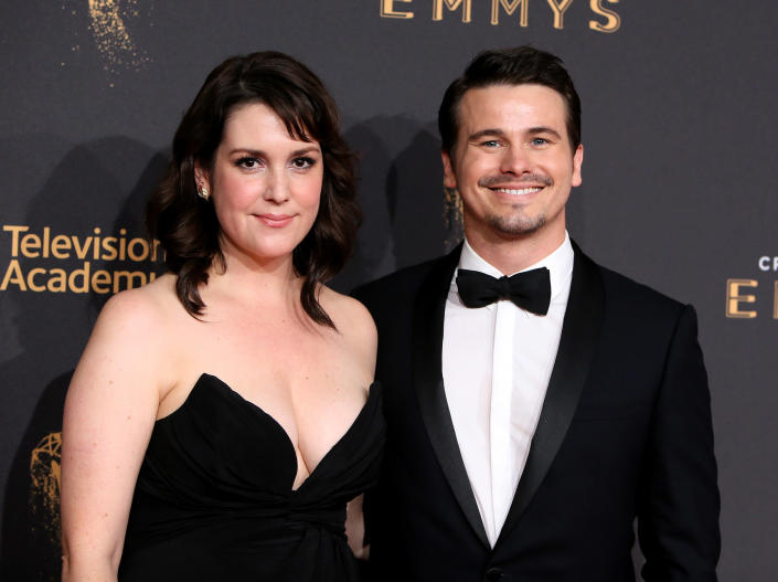 Actress Melanie Lynskey and actor Jason Ritter attend the 2017 Creative Arts Emmy Awards at Microsoft Theater on September 10, 2017 in Los Angeles, California. (David Livingston / Getty Images)
