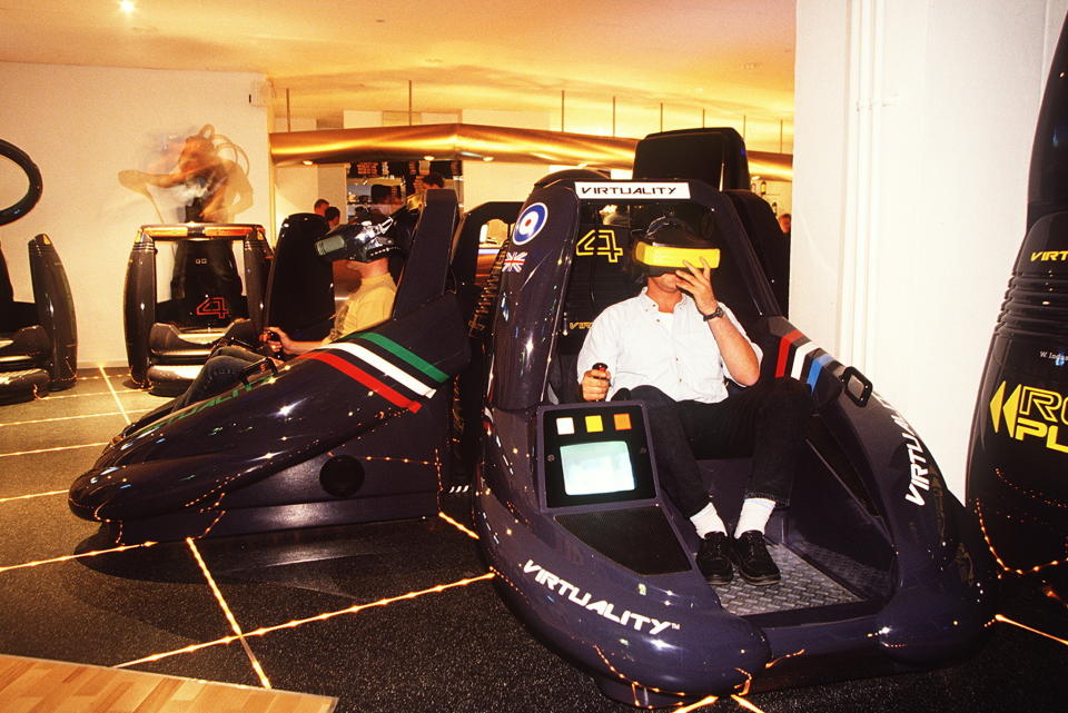 (GERMANY OUT) junger Mann beim Spiel im Virtuality Cafeim Europa-Center- 1995 (Photo by Christoph Michaelis/ullstein bild via Getty Images)