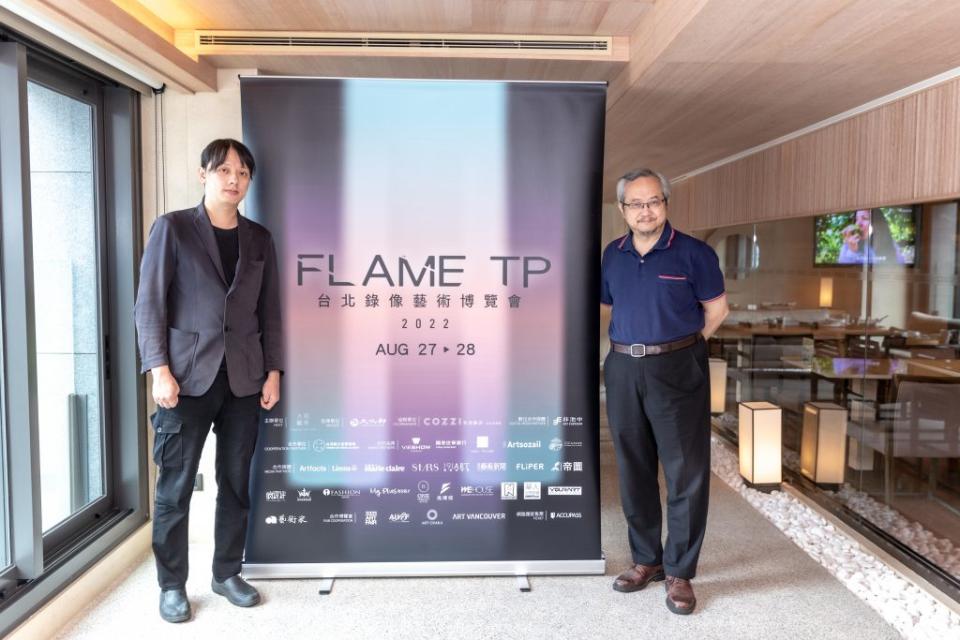 大苑藝術創辦人暨新苑藝術負責人張學孔（右）與 FLAME TP 台北錄像藝術博覽會藝術總監羅禾淋（左）