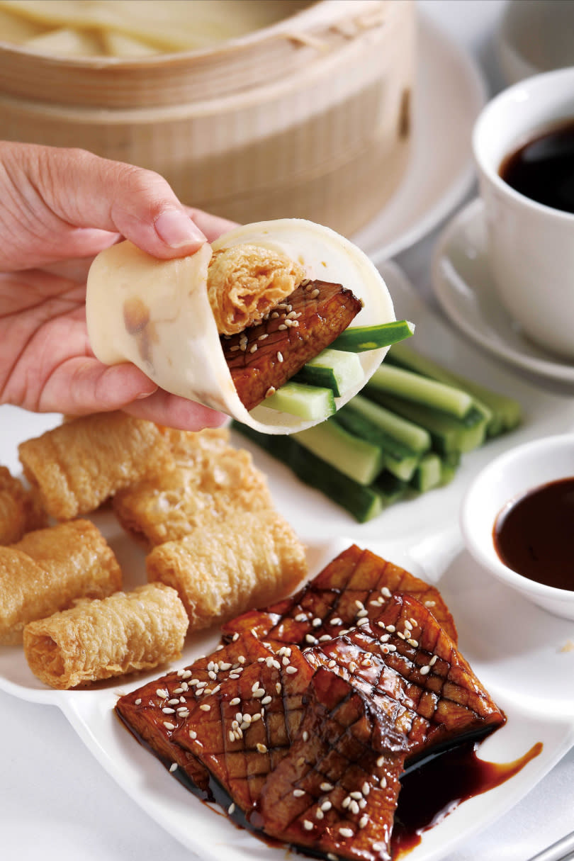 「京味醬燒杏菇」靈感來自北京烤鴨，讓吃素的旅人也能品嘗美味。（280元／一份6個）（圖／于魯光攝）