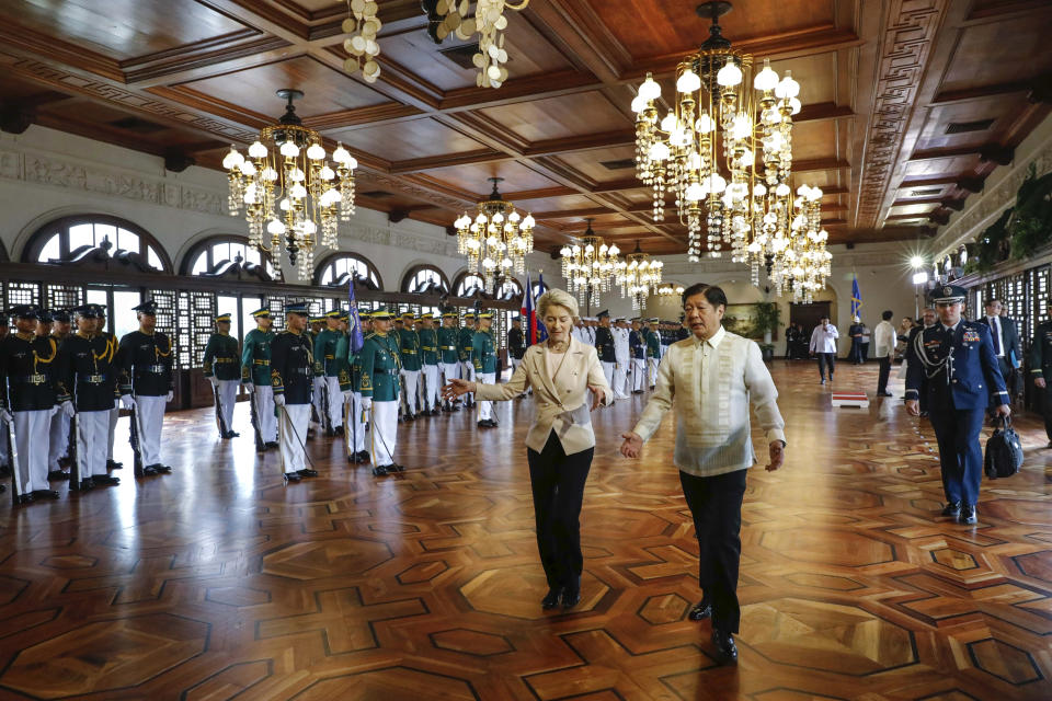 Philippine President Ferdinand Marcos Jr., center right, walks with European Commission President Ursula von der Leyen, center left, during the arrive honors at the Malacanang presidential palace in Manila, Philippines, Monday, July 31, 2023.(Rolex dela Pena/Pool Photo via AP)