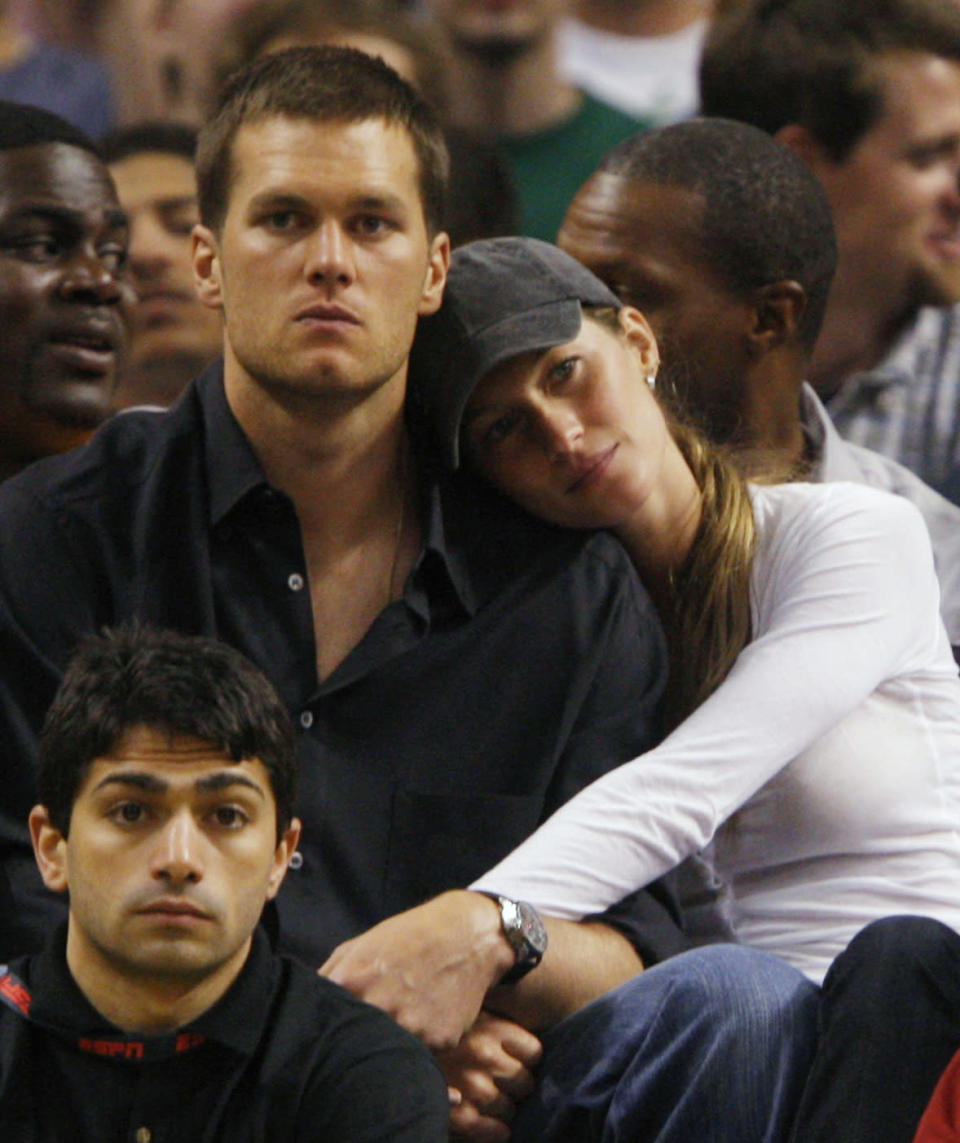 New England Patriots quarterback Tom Brady (L) and his girlfriend Gisele Bundchen watch Game 2 of the NBA Eastern Conference Final basketball playoff series between the Boston Celtics and the Detroit Pistons in Boston, Massachusetts May 22, 2008. REUTERS/Brian Snyder (UNITED STATES)