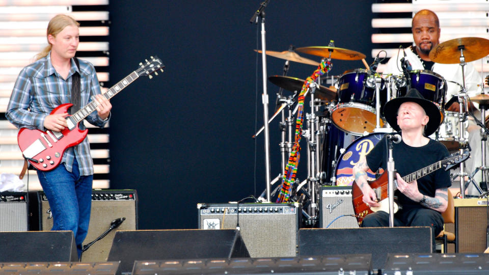 Derek Trucks and Johnny Winter perform at Eric Clapton's Crossroads Guitar Festival 2007 to benefit the Crossroads Centre in Antigua July 28, 2007 in Bridgeview, Illinois