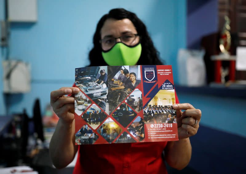 Aura Cartagena muestra un folleto de la escuela técnica que posee con su esposo Erwin Pozuelos y que tuvieron que cerrar durante la pandemia de la enfermedad del coronavirus (COVID-19), en la Ciudad de Guatemala, Guatemala