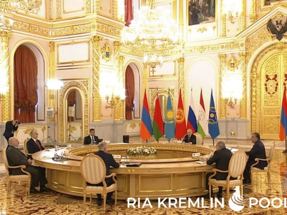 Putin large round table