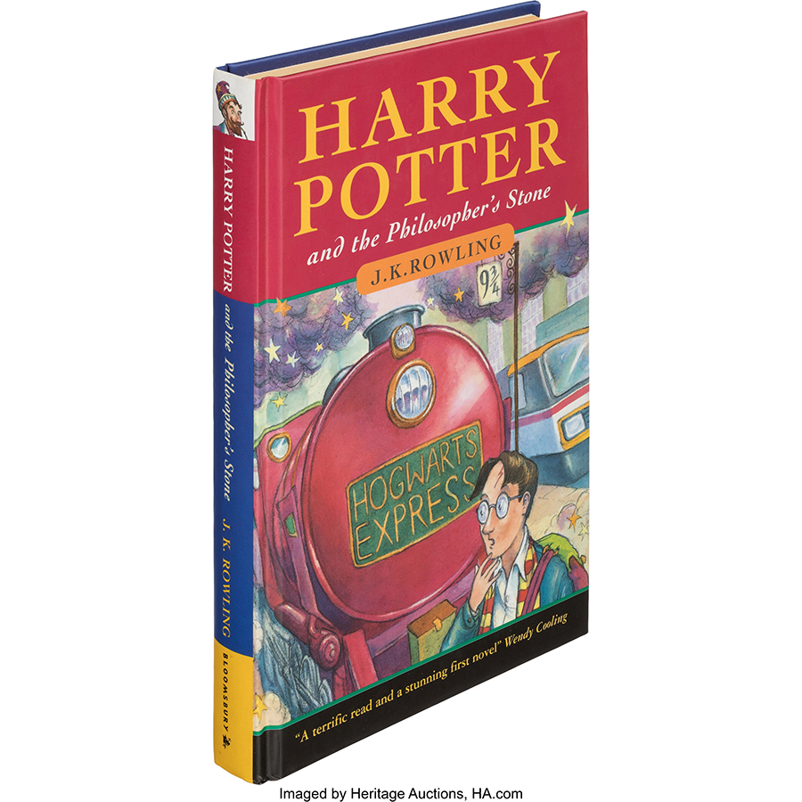 拍出天價的1997年的首集《哈利波特與神秘的魔法石》（Harry Potter and the Philosopher's Stone）初版硬皮精裝版小說。圖片來源：REUTERS
