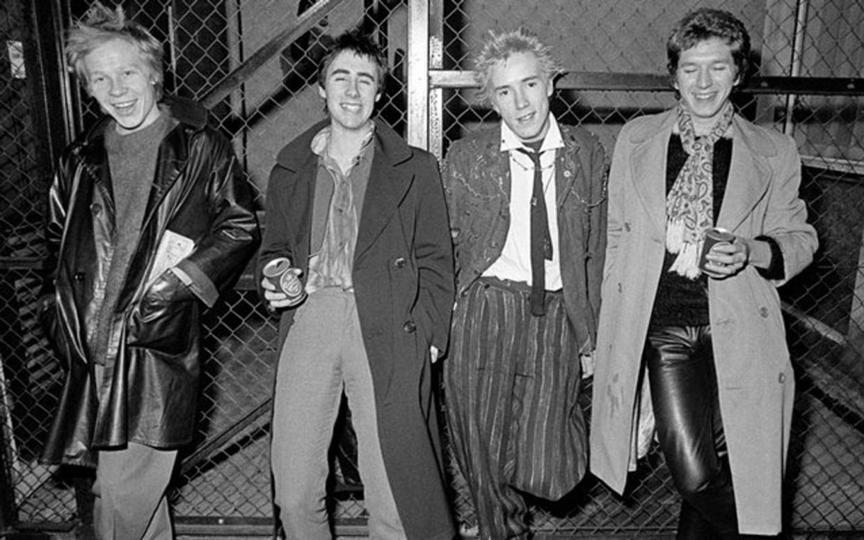 Mit "God Save The Queen" stürmten die Sex Pistols 1977 die britischen Charts. Bereits damals feierte die Queen ein Jubiläum.  (Bild: Peter Vernon / EMI)