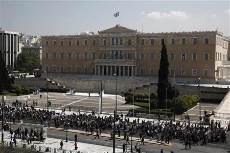 Protesters from the Communist-affiliated trade union PAME march in front of the parliament during a general labour strike in Athens April 9, 2014. REUTERS/Yorgos Karahalis