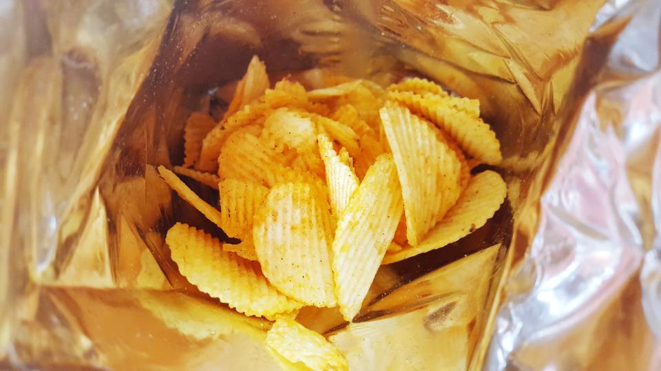 Bei Chips muss man tief in die Tüte greifen - und es gibt noch mehr Luftpackungen (Beispielbild: Getty Images)