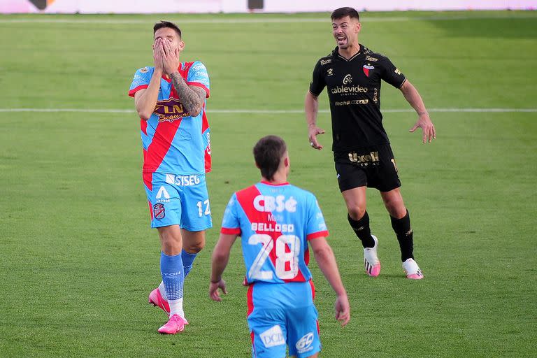 Nicolás Mazzola se lamenta luego de errar un penal durante el partido que disputaron Arsenal y Colón de Santa Fe