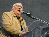 Noto e amato per aver creato il personaggio di Montalbano, protagonista della fortunata serie di romanzi, lo scrittore si è spento all'età di 93 anni. Da un mese era ricoverato all'Ospedale Santo Spirito di Roma dopo un arresto cardiaco. (AP Photo/Alessandra Tarantino)