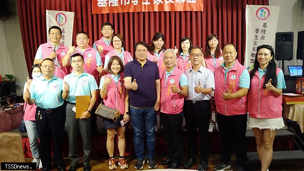 「基隆市學生家長聯盟」授證典禮，林右昌市長親自到場祝賀並頒發立案證書。<br /><br />（記者王世明攝）