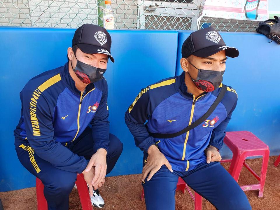 林靖凱(左）跟邱智呈(右）在關懷盃比賽擔任監場。羅惠齡/攝