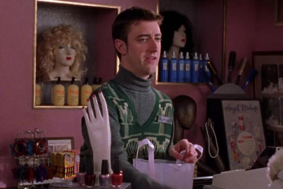 Sean Gunn as Kirk Gleason selling beauty products in Gilmore Girls