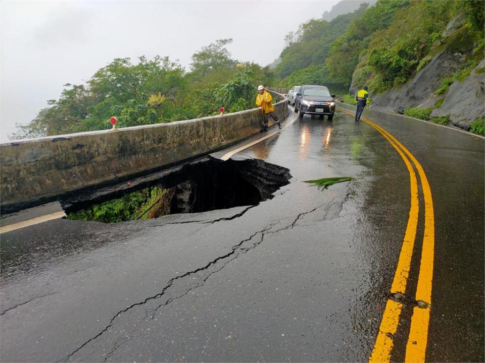 台九丁線38.4公里處發生路基掏空，嚴重影響交通安全。（圖／民視新聞翻攝）