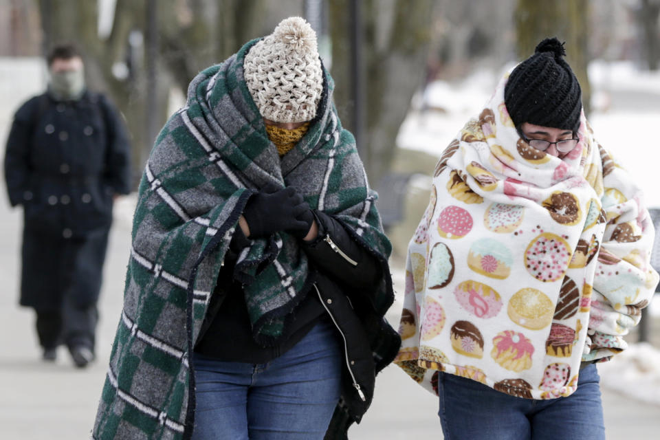 Pedestrians bundle up in sub-freezing temperatures on the campus of the University of Nebraska-Omaha, in Omaha, Neb., Jan. 30, 2019. (Photo: Nati Harnik/AP)