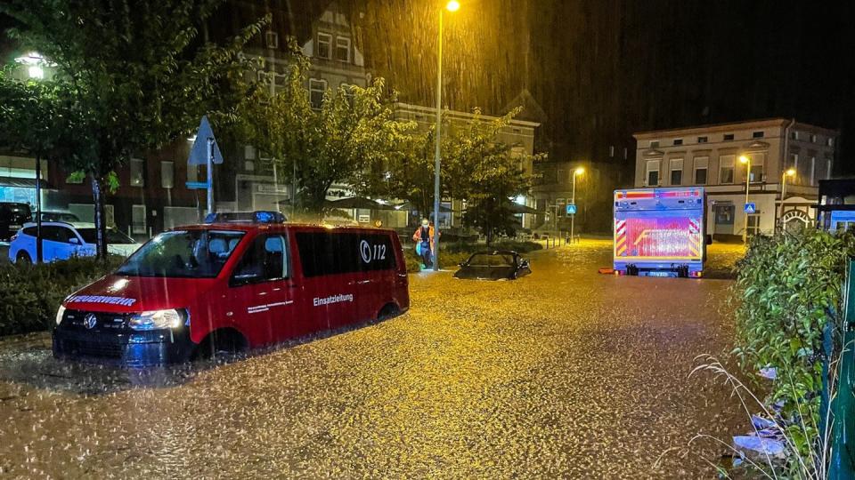 Heftige Regenfälle haben in Hagen zu überfluteten Straßen und vollgelaufenen Kellern geführt.
