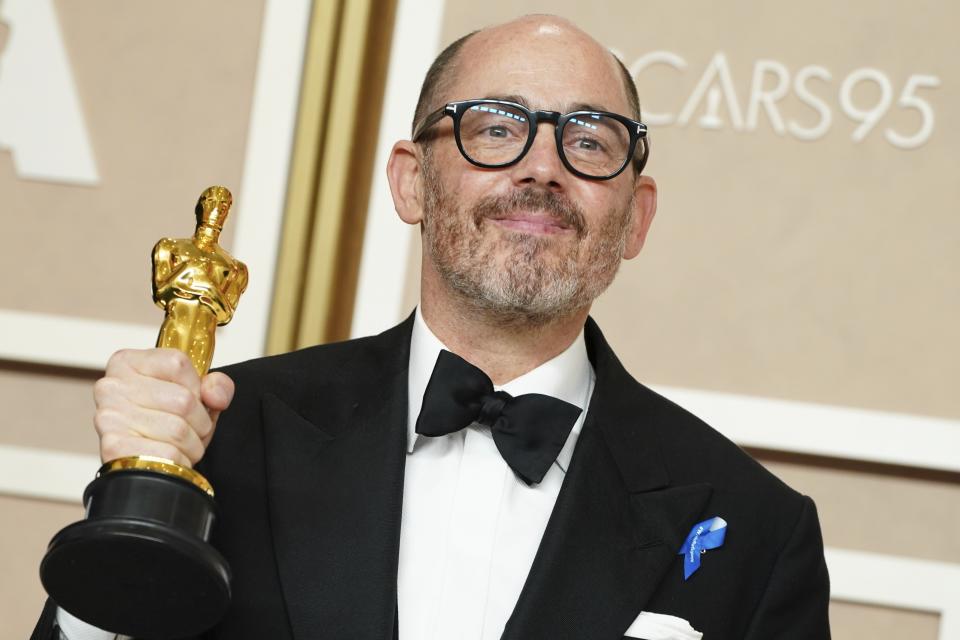 Edward Berger, ganador del Oscar a mejor largometraje internacional por “Im Westen nichts Neues” (“Sin novedad en el frente”), posa en la sala de prensa de los Oscar el domingo 12 de marzo de 2023 en el Teatro Dolby en Los Angeles. (Foto Jordan Strauss/Invision/AP)