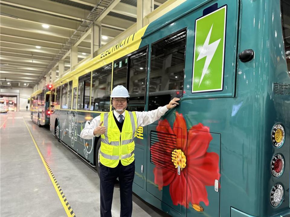 車王電暨華德動能董事長蔡裕慶，秀出華德電巴。圖／劉朱松