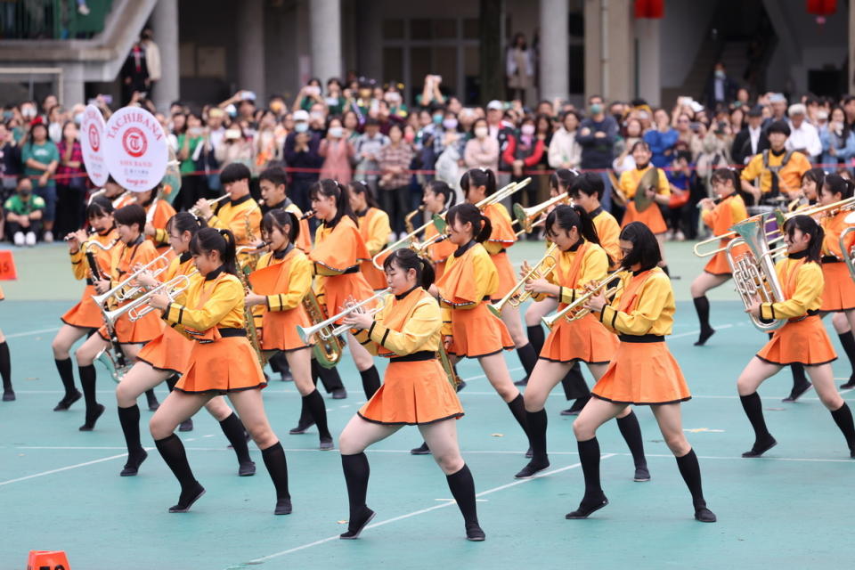 「橘色惡魔」日本京都橘高校吹奏樂部共98人到場，與北一女樂儀旗隊同場演出。圖/陳賜哿攝