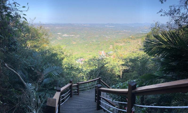 登高眺望嘉南平原美景。（台南市政府觀光旅遊局提供）