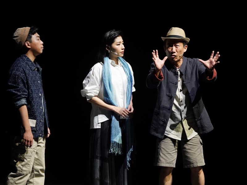 郭子乾主演客家音樂劇「那一天，彩虹出現」 苗北原創音樂劇「那一天，彩虹出現」將在台北、高 雄兩地演出，19日下午在台北表演藝術中心彩排，主 要演員郭子乾（右）等人現場演出精彩片段。 中央社記者徐肇昌攝　113年4月19日 