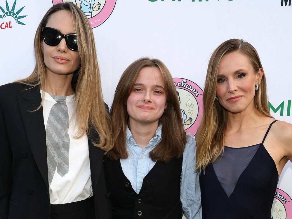 Angelina Jolie und Tochter Vivienne unterstützten ihre gute Freundin Kristen Bell (v.l.n.r.) bei der Premiere des Musicals "Reefer Madness: The Musical" in Los Angeles. (Bild: imago images/Fati Sadou/ABACAPRESS.COM)