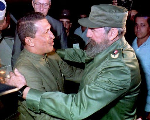 Photo Par Adalberto Roque - Mais c'est en 1992 que le pays découvre ce lieutenant-colonel, lorsqu'il prend part à un coup d'Etat infructueux contre le président Carlos Andres Perez. Cet épisode lui vaudra deux ans de prison, une popularité croissante et son adoubement par le diriegant cubain Fidel Castro, qui deviendra son mentor