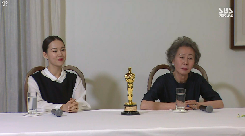 尹汝貞（右）和片中女兒韓藝璃一起出席奧斯卡盛會，她也透露邀請韓藝璃的原因。（翻攝自SBS畫面）