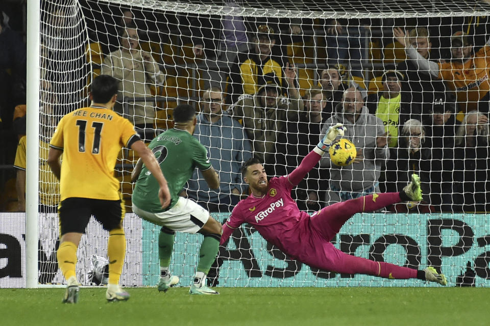 Newcastle's Callum Wilson, centre shoots and scores from the penalty spot past Wolverhampton Wanderers' goalkeeper Jose Sa during the English Premier League soccer match between Wolverhampton Wanderers and Newcastle United at Molineux Stadium in Wolverhampton, England, Saturday, Oct. 28, 2023. (AP Photo/Rui Vieira)